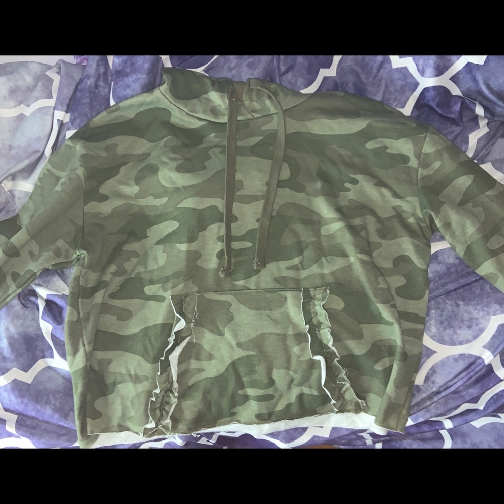 never worn cropped camo hoodie